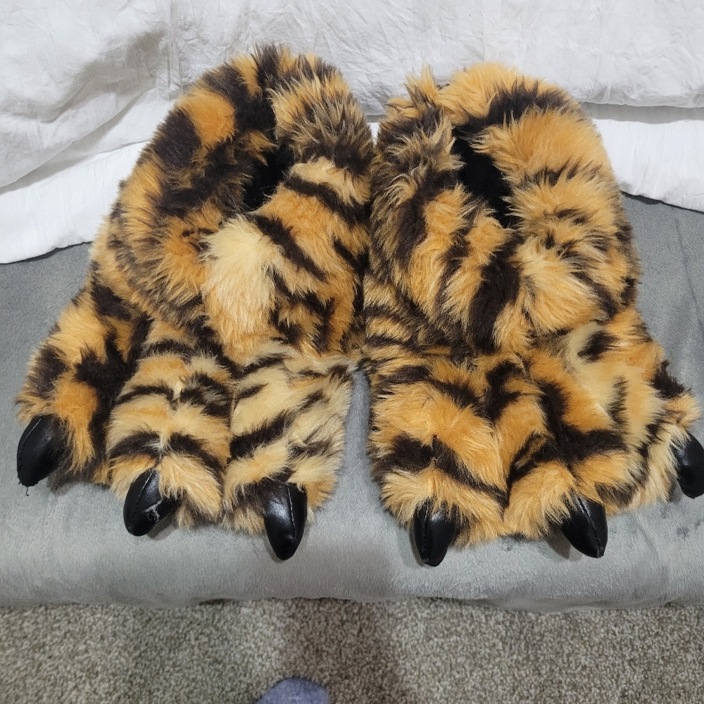 4/$25 Fun House Slippers Used Size s/m Can fit kids and adults - Picture 9 of 10